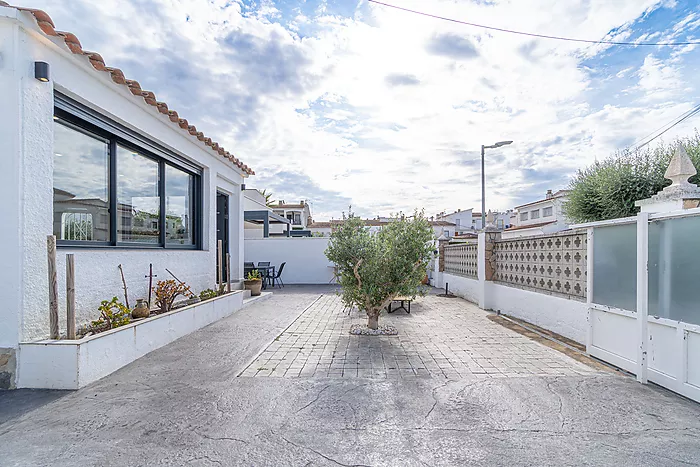 Cozy 4-bedroom house with a charming pool, ideal for living and enjoying unforgettable moments.