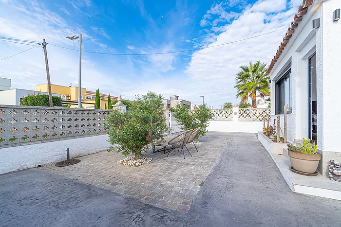 Cozy 4-bedroom house with a charming pool, ideal for living and enjoying unforgettable moments.
