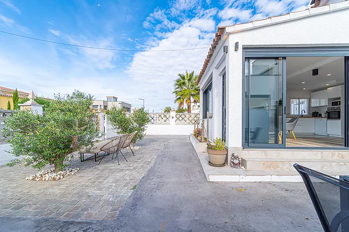 Cozy 4-bedroom house with a charming pool, ideal for living and enjoying unforgettable moments.