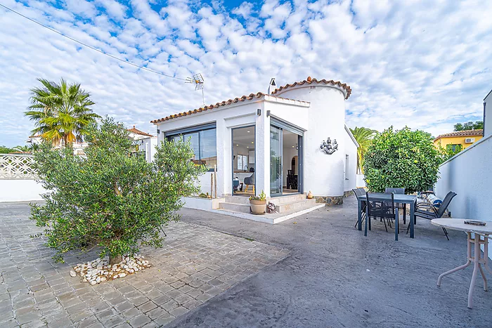 Cozy 4-bedroom house with a charming pool, ideal for living and enjoying unforgettable moments.