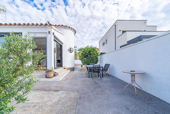 Cozy 4-bedroom house with a charming pool, ideal for living and enjoying unforgettable moments.