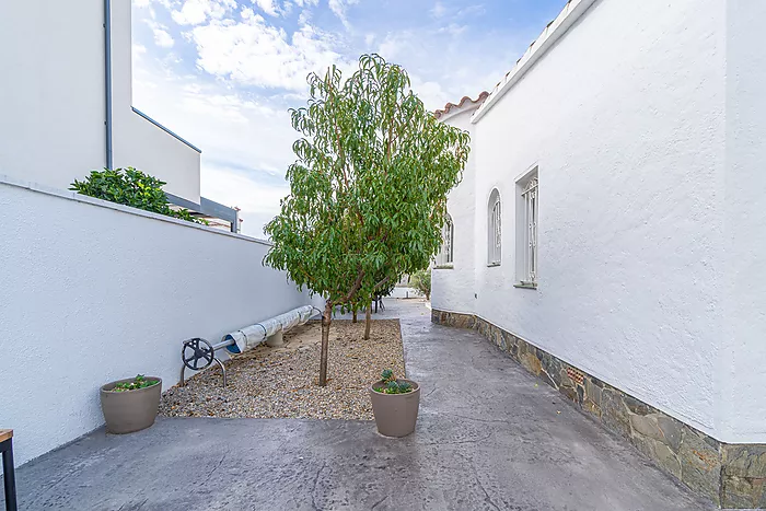 Cozy 4-bedroom house with a charming pool, ideal for living and enjoying unforgettable moments.