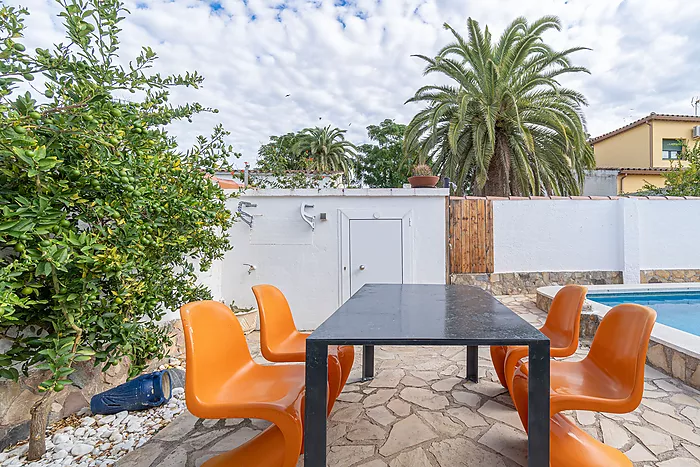 Cozy 4-bedroom house with a charming pool, ideal for living and enjoying unforgettable moments.
