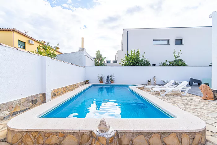 Cozy 4-bedroom house with a charming pool, ideal for living and enjoying unforgettable moments.