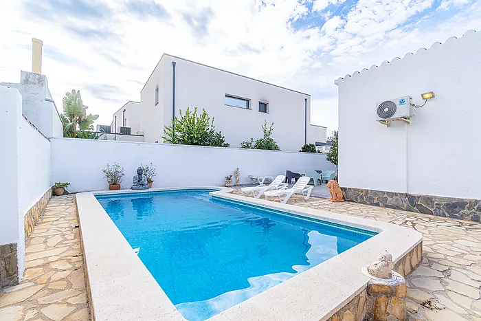 Cozy 4-bedroom house with a charming pool, ideal for living and enjoying unforgettable moments.