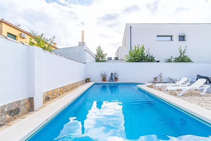Cozy 4-bedroom house with a charming pool, ideal for living and enjoying unforgettable moments.