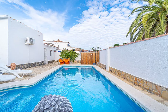 Cozy 4-bedroom house with a charming pool, ideal for living and enjoying unforgettable moments.