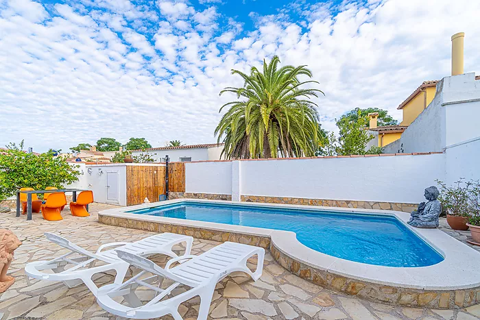 Cozy 4-bedroom house with a charming pool, ideal for living and enjoying unforgettable moments.