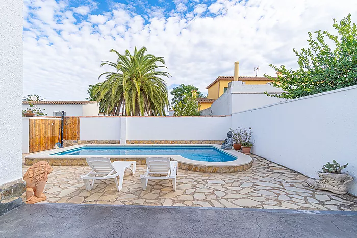 Cozy 4-bedroom house with a charming pool, ideal for living and enjoying unforgettable moments.