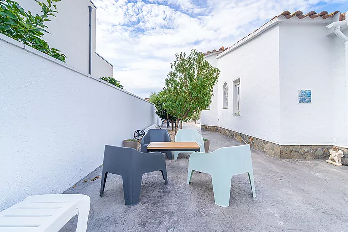 Cozy 4-bedroom house with a charming pool, ideal for living and enjoying unforgettable moments.