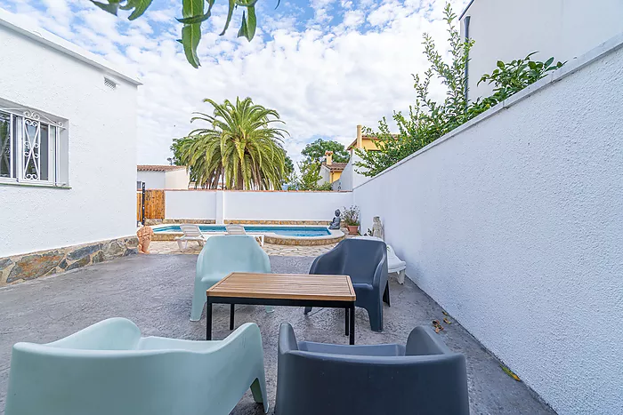 Cozy 4-bedroom house with a charming pool, ideal for living and enjoying unforgettable moments.