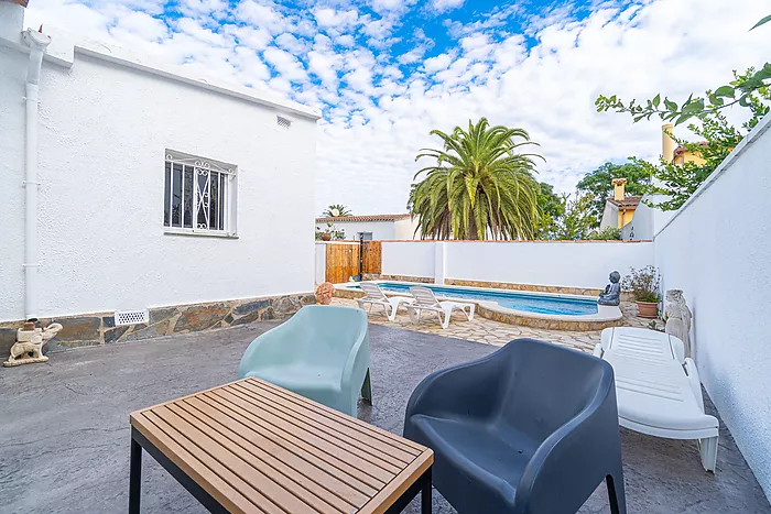 Cozy 4-bedroom house with a charming pool, ideal for living and enjoying unforgettable moments.