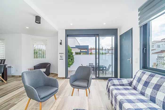 Cozy 4-bedroom house with a charming pool, ideal for living and enjoying unforgettable moments.