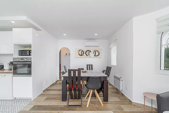 Cozy 4-bedroom house with a charming pool, ideal for living and enjoying unforgettable moments.