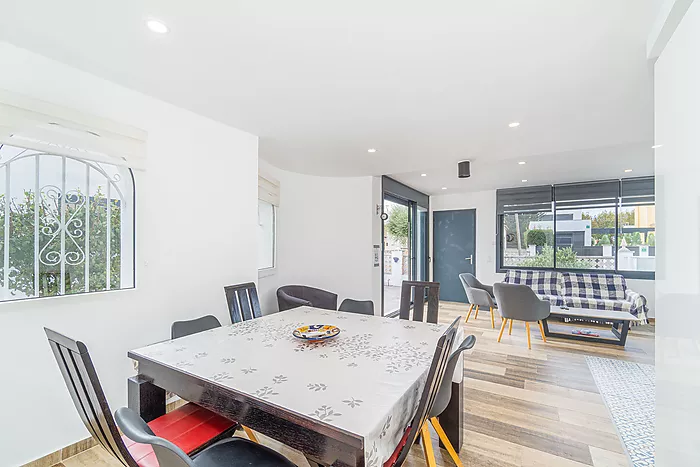 Cozy 4-bedroom house with a charming pool, ideal for living and enjoying unforgettable moments.