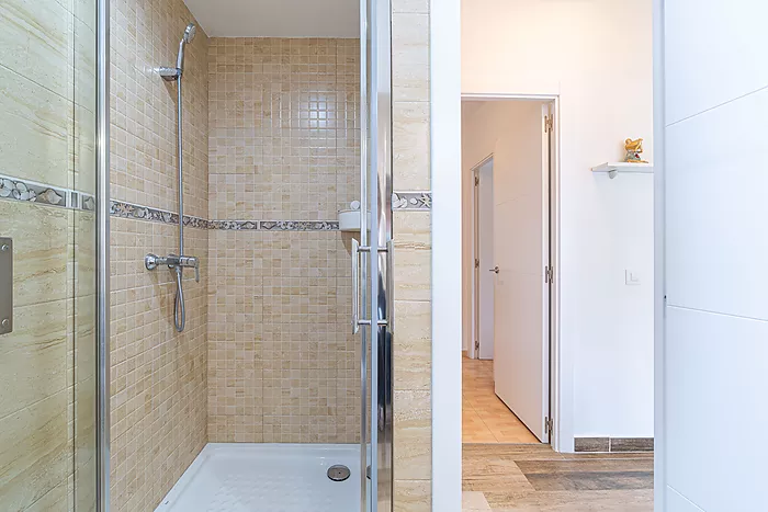 Cozy 4-bedroom house with a charming pool, ideal for living and enjoying unforgettable moments.