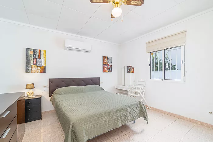 Cozy 4-bedroom house with a charming pool, ideal for living and enjoying unforgettable moments.