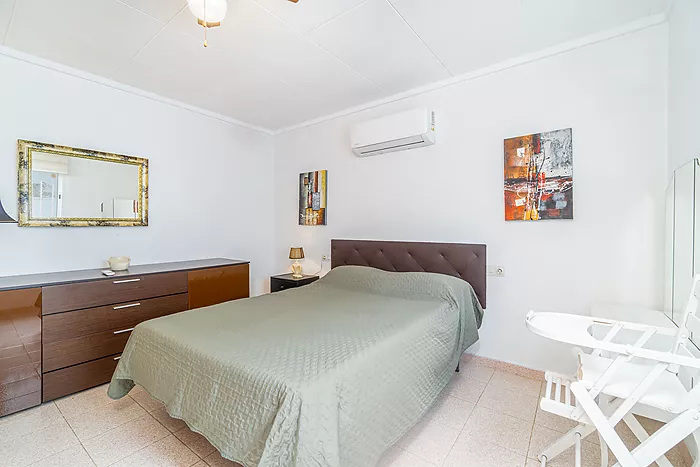 Cozy 4-bedroom house with a charming pool, ideal for living and enjoying unforgettable moments.