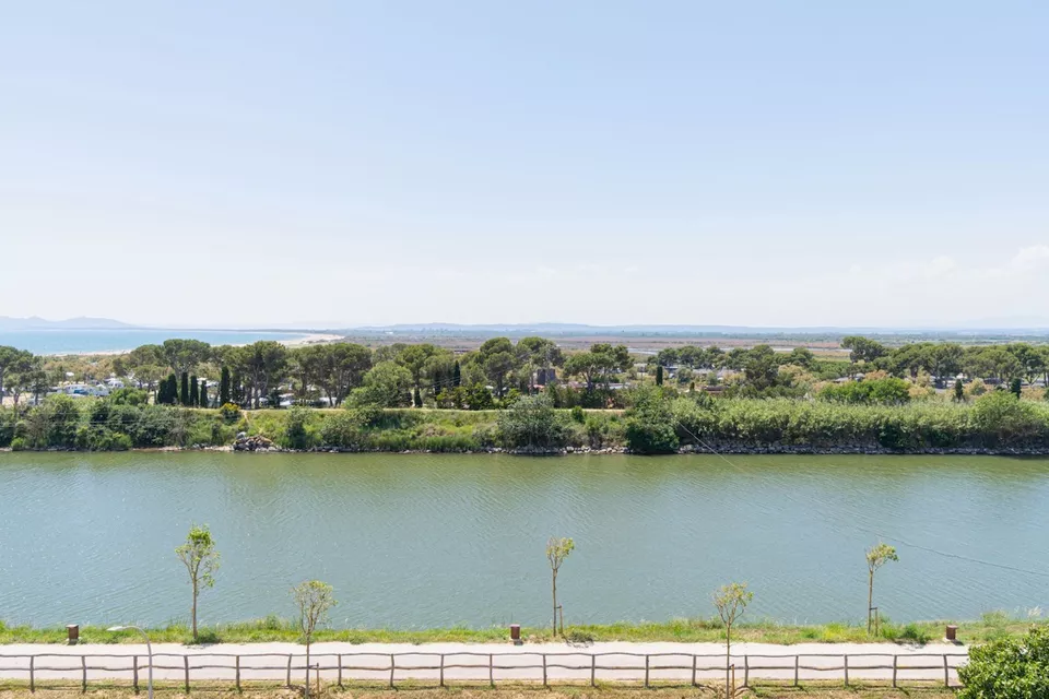 Studio zum Verkauf in Empuriabrava mit Blick auf den Fluss La Muga und das Meer
