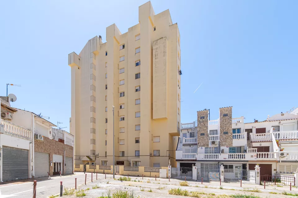 Studio zum Verkauf in Empuriabrava mit Blick auf den Fluss La Muga und das Meer