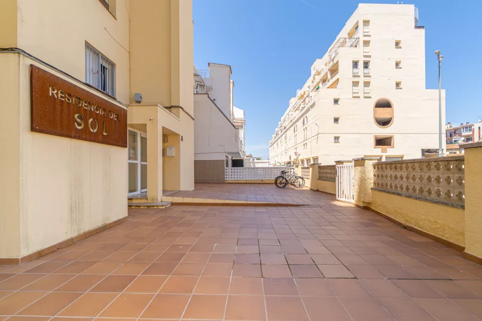 Studio zum Verkauf in Empuriabrava mit Blick auf den Fluss La Muga und das Meer