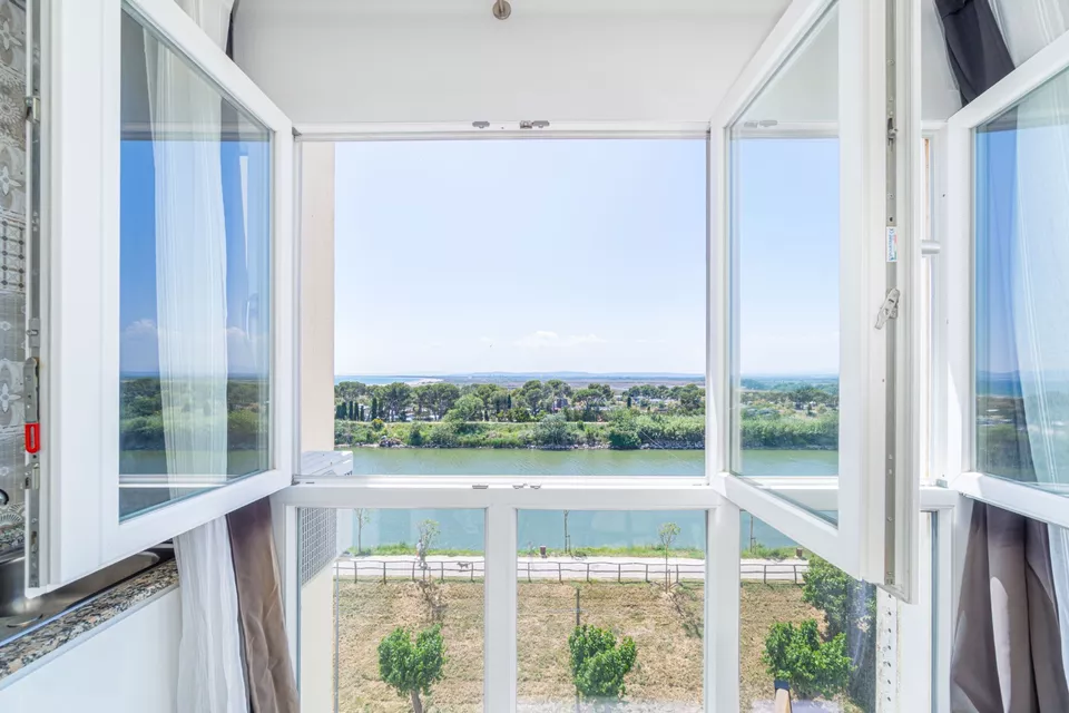 Studio zum Verkauf in Empuriabrava mit Blick auf den Fluss La Muga und das Meer