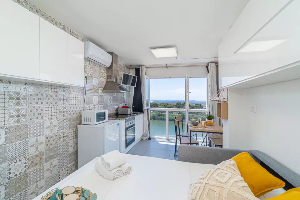 Studio zum Verkauf in Empuriabrava mit Blick auf den Fluss La Muga und das Meer