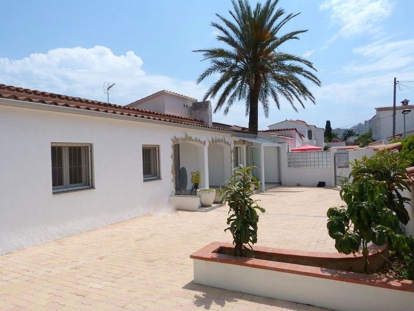 Dos modernas casas en una amplia parcela en Empuriabrava