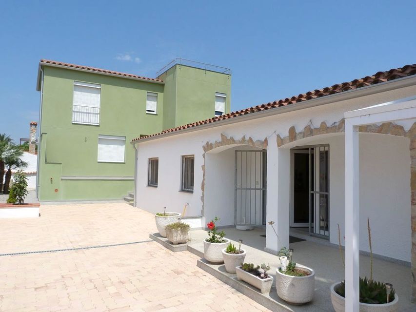 Dos modernas casas en una amplia parcela en Empuriabrava