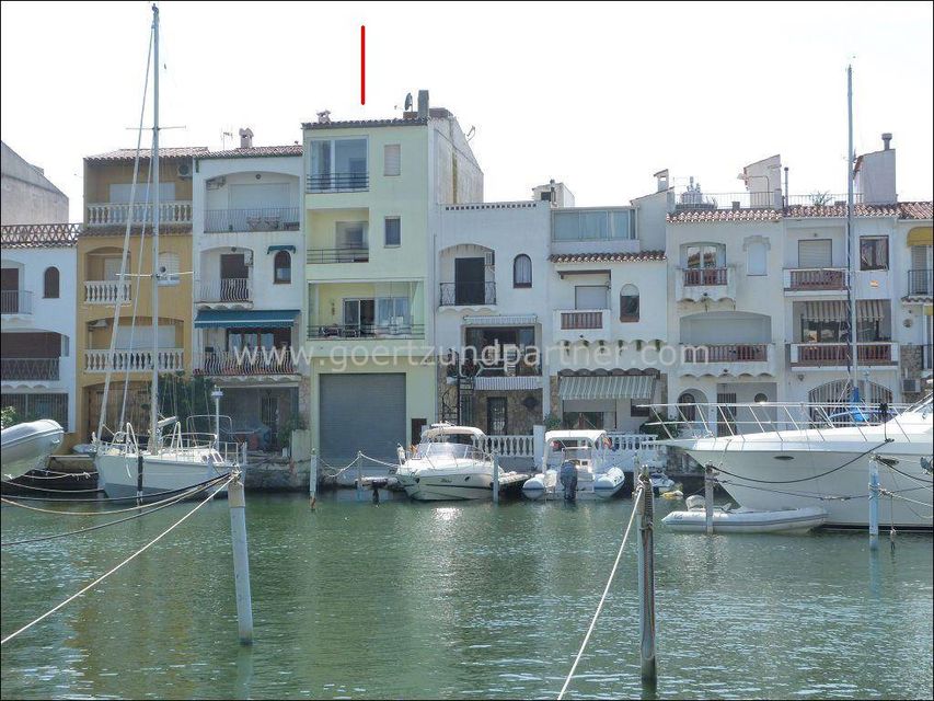 House with 16x5 m mooring before the bridges with seaview