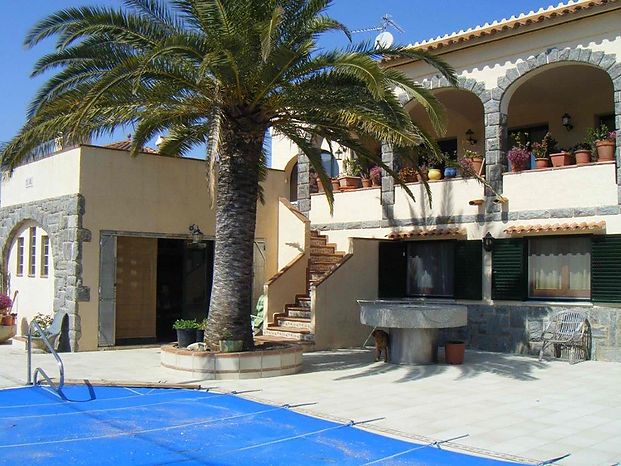 Villa en Requesens con piscina y 3 terrazas