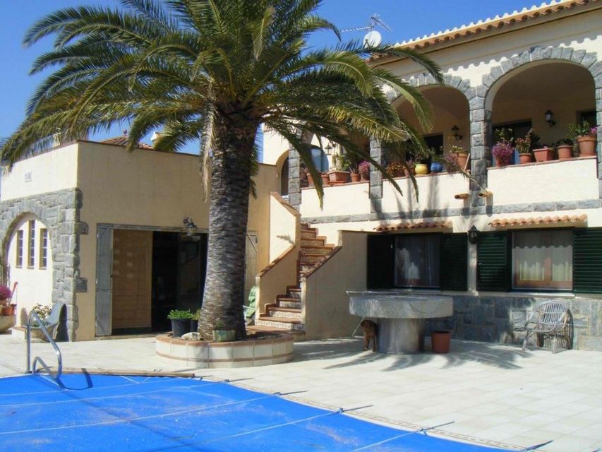 Villa dans Requesens avec piscine et 3 terrasses