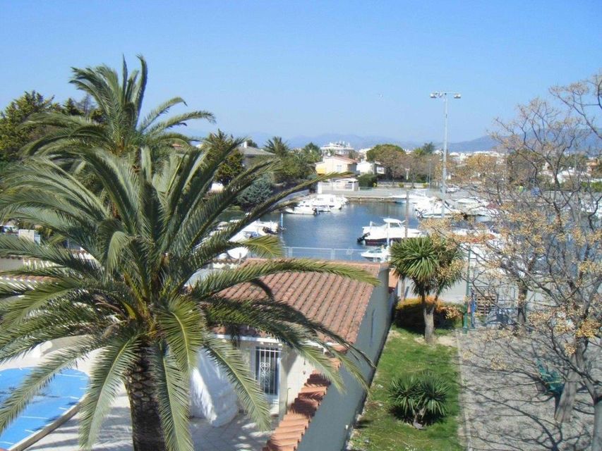 Villa in Requesens with pool and 3 terraces