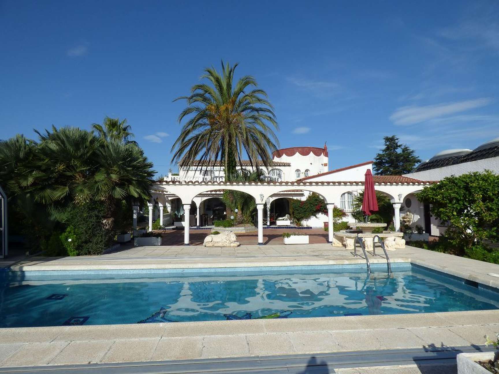 Casa con piscina y amarre de 30 m antes de los puentes