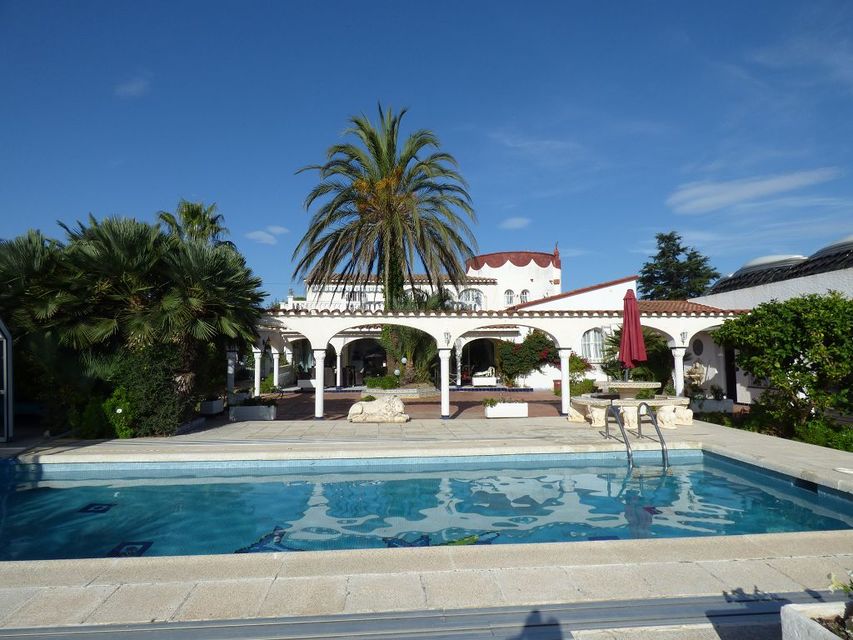 Casa con piscina y amarre de 30 m antes de los puentes