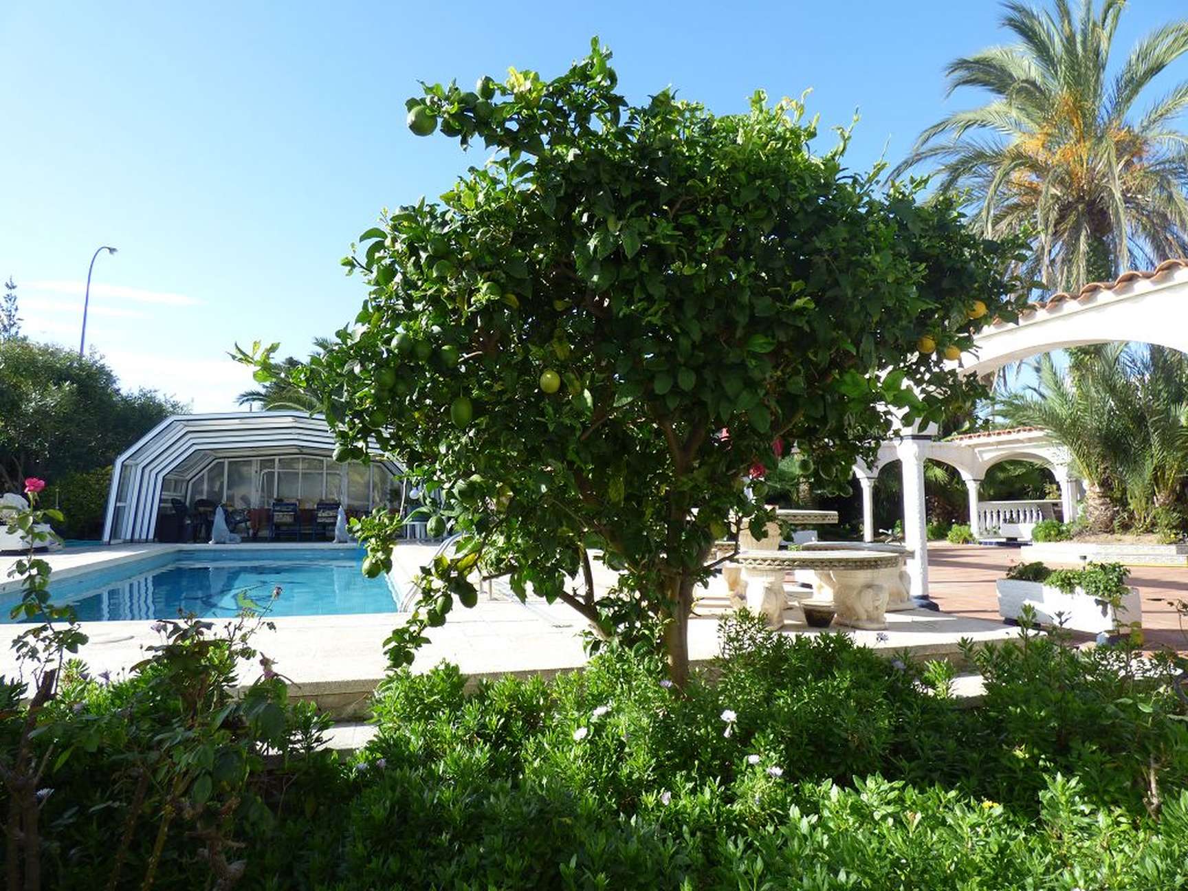 Maison avec piscine et amarre de 30 m avant les ponts