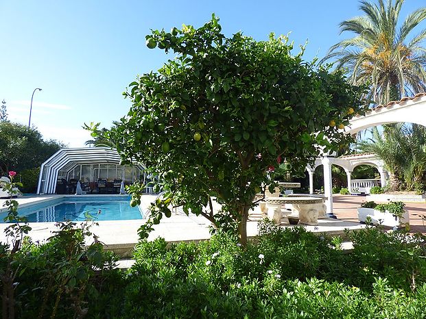 Casa con piscina y amarre de 30 m antes de los puentes