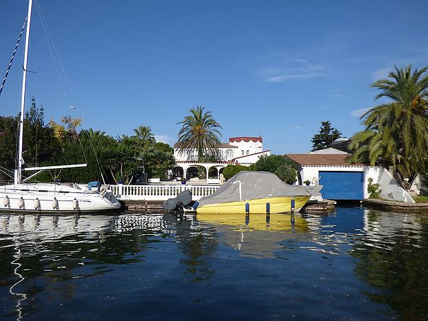 House with pool and 30 m mooring before the bridges