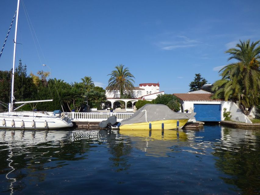 House with pool and 30 m mooring before the bridges