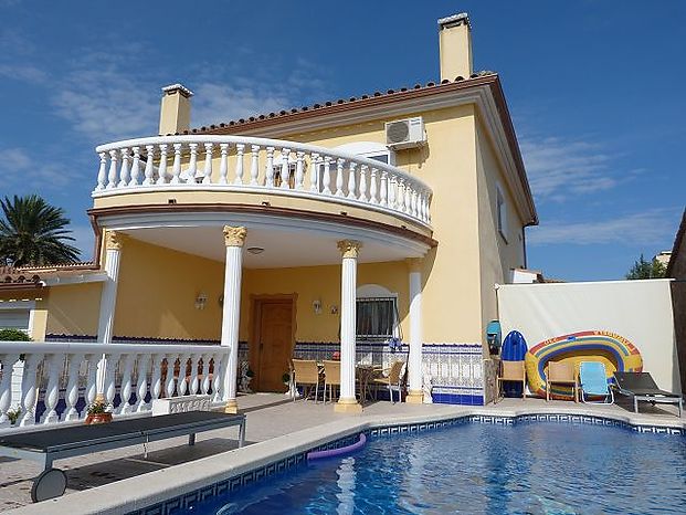 Beautiful modern villa with pool in a quiet residential area