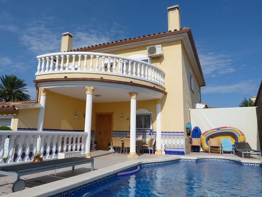 Preciosa villa con piscina en una zona residencial tranquila
