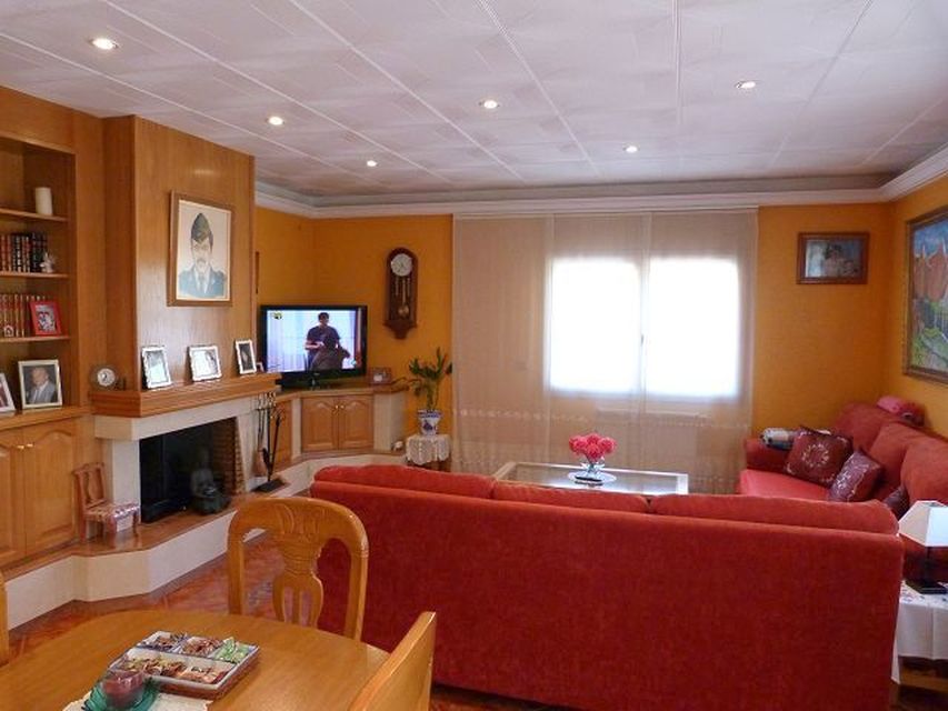 Beautiful modern villa with pool in a quiet residential area