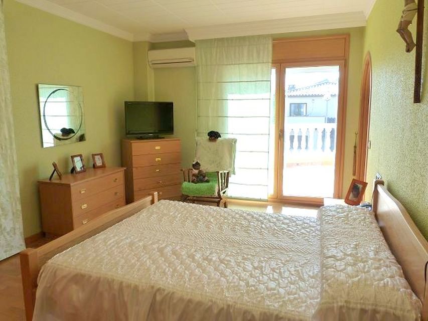Beautiful modern villa with pool in a quiet residential area