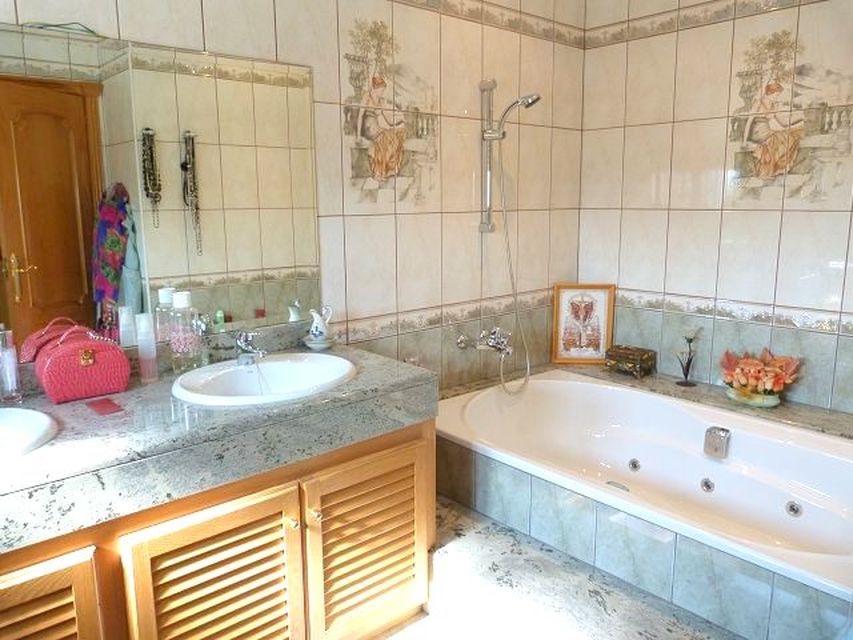 Beautiful modern villa with pool in a quiet residential area