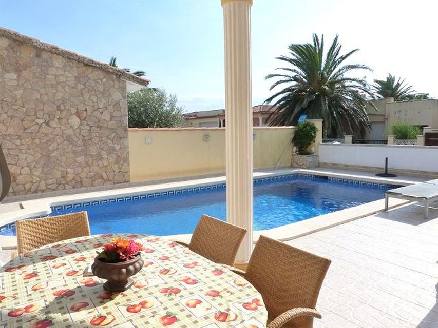 Beautiful modern villa with pool in a quiet residential area