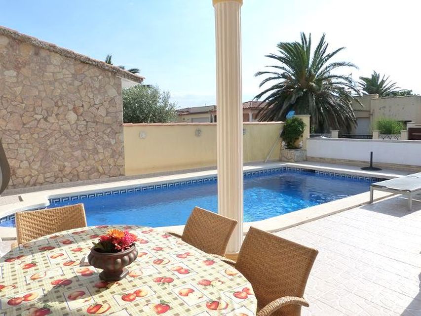 Charming villa with pool in quiet residential area, your next home is waiting!