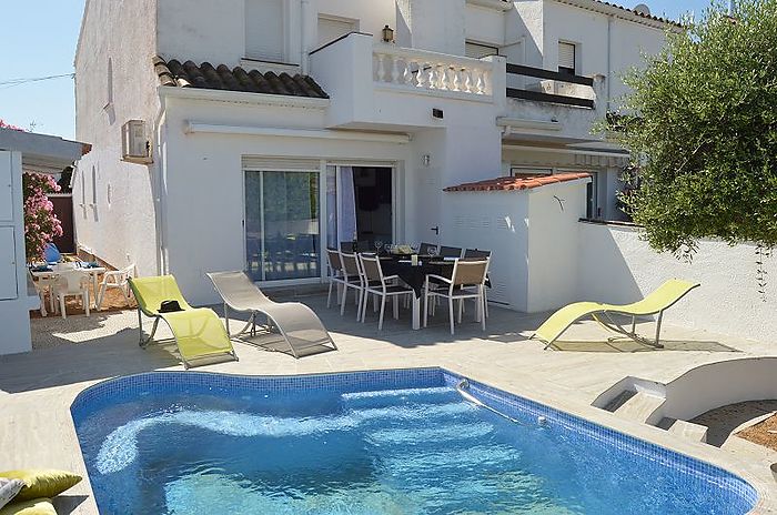 Nice holiday villa with pool and mooring of 7,5 m in Empuriabrava