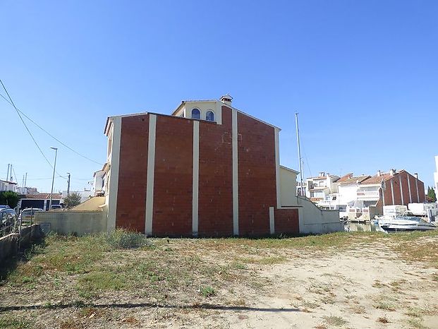 Gran terreno con amarre 9x3 cerca de la playa