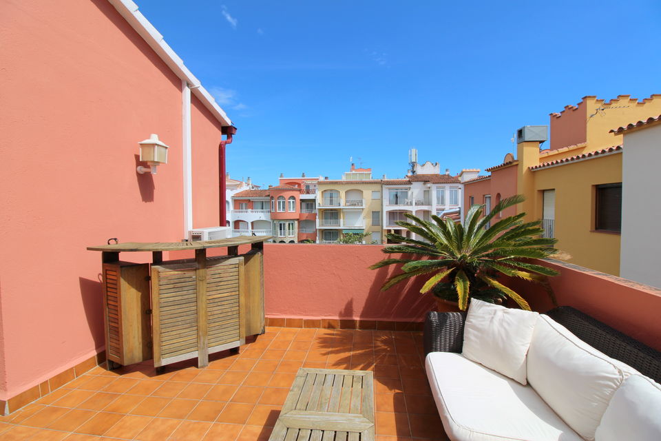 Beautiful holiday apartment near the beach with private parking