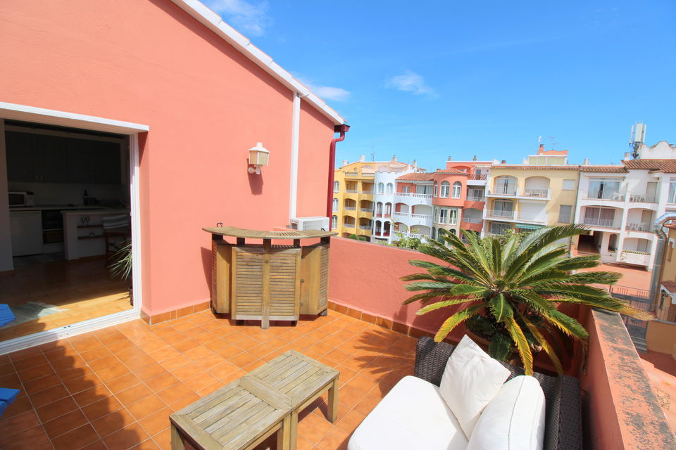 Beautiful holiday apartment near the beach with private parking